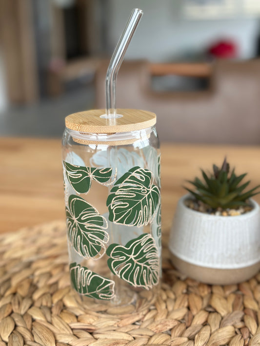 Grüner Monstera Glasbecher